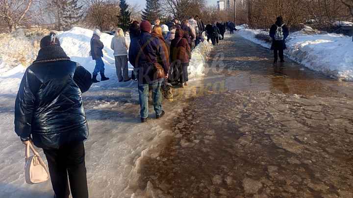 Ковровчане добираются на завод почти вплавь