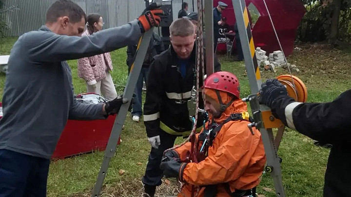 Тело утонувшей пенсионерки достали из незакрытого колодца в частном доме