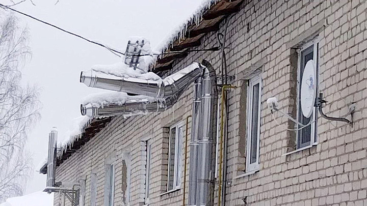 Падающие с крыш снежные глыбы лишают дома владимирцев света, тепла и газа