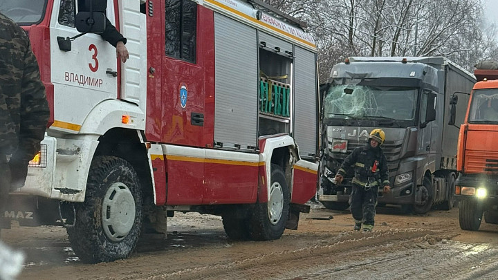 Под Владимиром фура врезалась в пожарную машину, тушившую дом