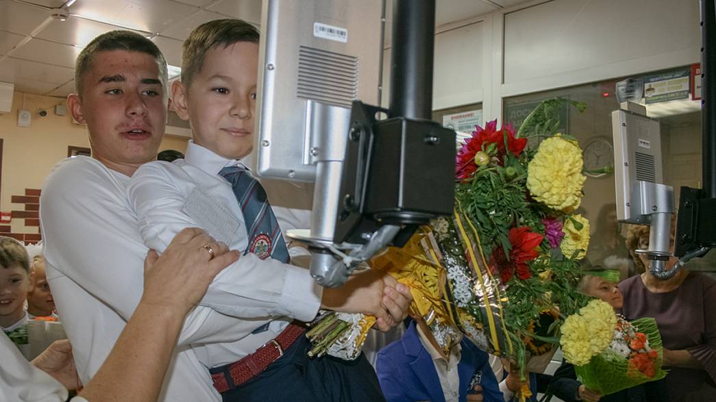 Квест для первоклашек: ученикам владимирских школ на входе измеряют температуру и обрабатывают руки антисептиком