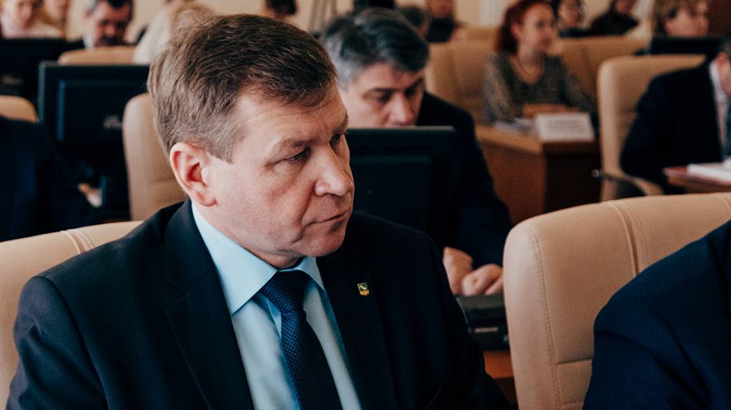 Анатолий Курганский переизбран главой администрации Камешковского района. Его противники, возможно, попытаются оспорить это решение