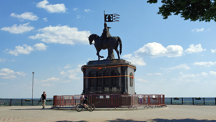 Специалисты выясняют, нужно ли укреплять основание у памятника князю Владимиру