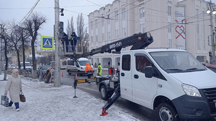 На Театральной площади Владимира устанавливают новый светофор