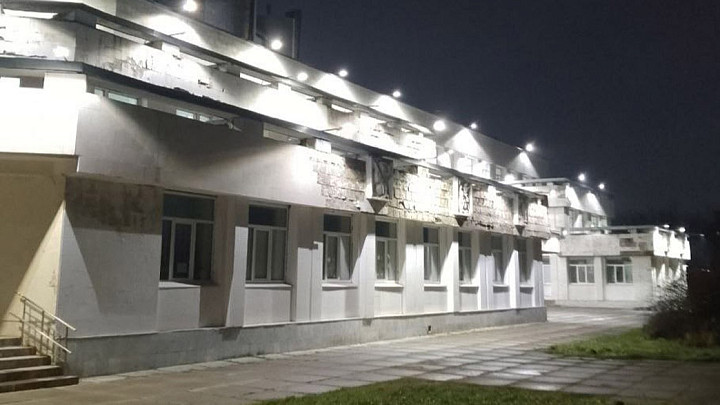 Какие проблемы подсвечивают новые фонари на старом фасаде Дворца детского творчества?