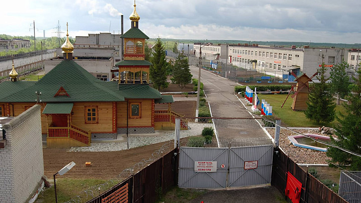 Руководителя колонии отправили на нары за взятку бытовой техникой и кухонным гарнитуром