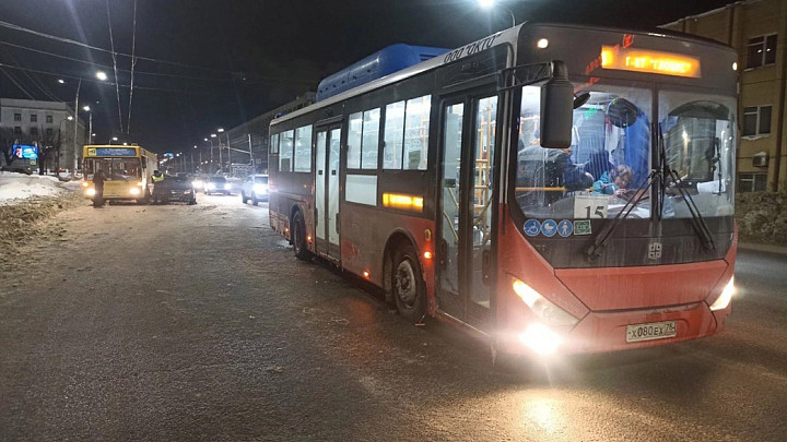Один легковой автомобиль повредил сразу два владимирских автобуса