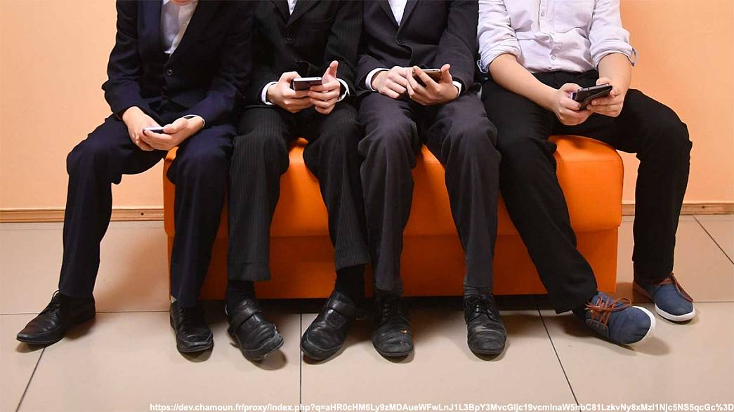 Школам рекомендуют ограничить использование мобильных телефонов. За игнорирование рекомендаций, возможно, будут штрафовать 