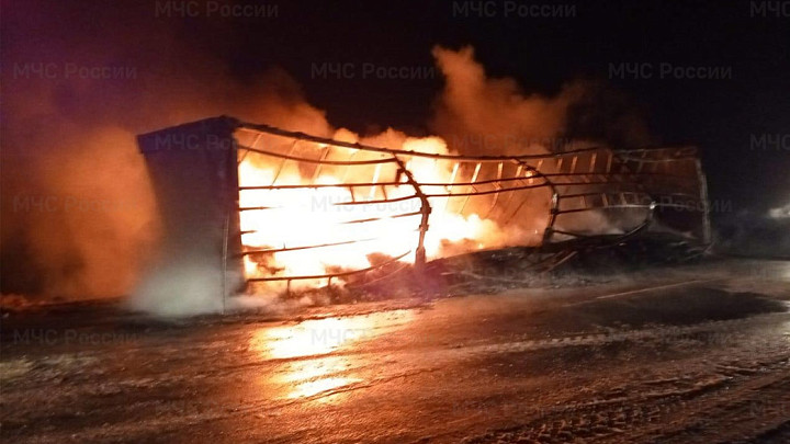 Торгующая на рынке женщина сожгла автомобильный прицеп своей конкурентки