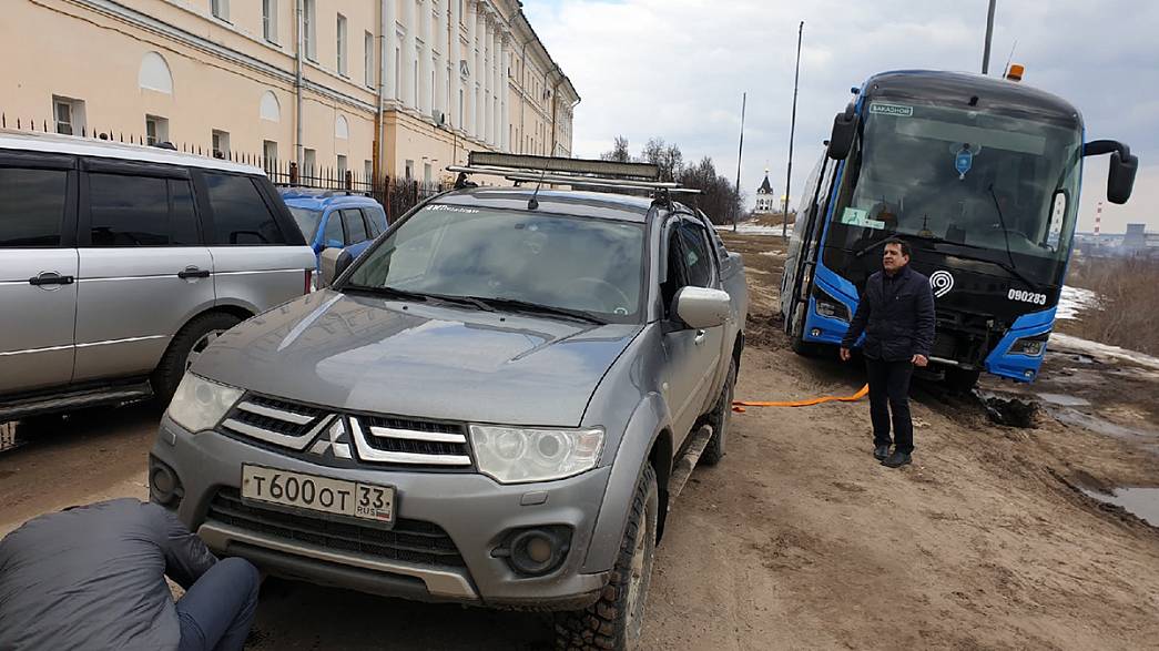 Владимирские водители внедорожников вытащили из грязи туристический автобус, застрявший в центре Владимира