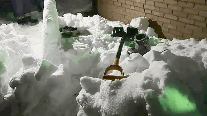 Во Владимирской области упавшим с крыши снегом убило троих пенсионеров