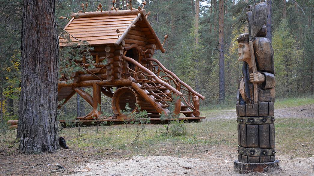 В Гусь-Хрустальном возрождается лесная «Сказка» - на средства благотворителей в парке появились деревянные скульптуры и игровые зоны необычайной красоты