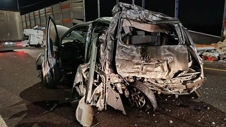 Трое человек пострадали в жестком столкновении фуры и минивэна на М-12