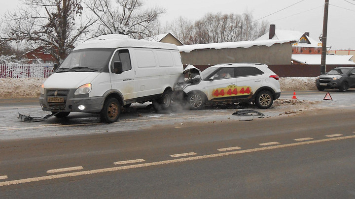 Из-за неосторожной езды таксиста пострадали две пассажирки