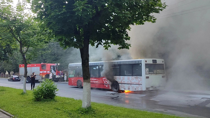 В вечерний час пик на одной из центральных улиц Владимира загорелся автобус