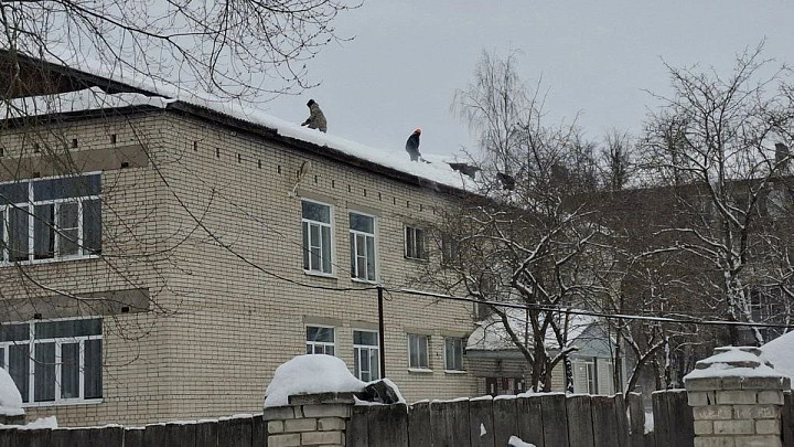 Во Владимирской области спасают от снежных масс крыши школ и детских садов