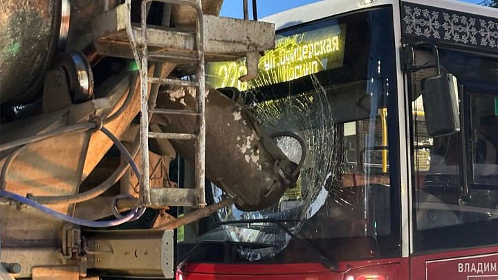 Бетономешалка в пробке столкнулась с автобусом