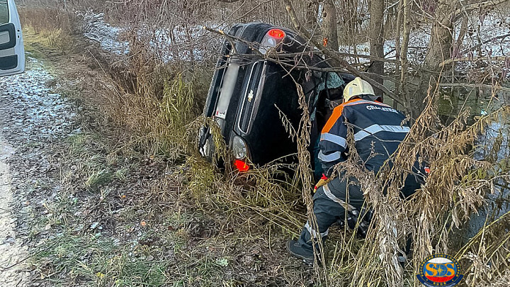 В перевернувшемся в кювете Chevrolet пострадал водитель