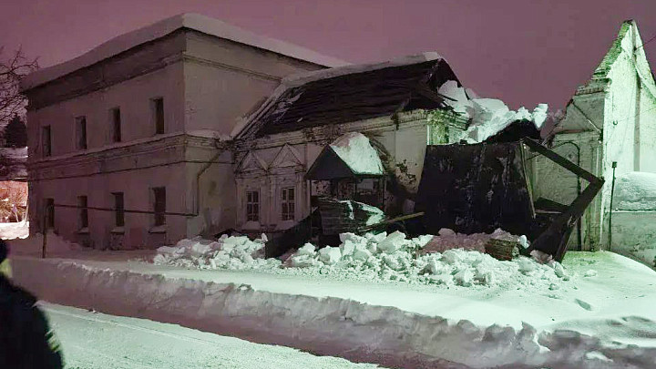 Крыши на владимирских домах рушатся под тяжестью снега без выходных