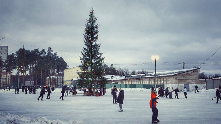Новый год по ковровскому стилю, или почему в городе оружейников любят убирать ёлки под весенним солнышком