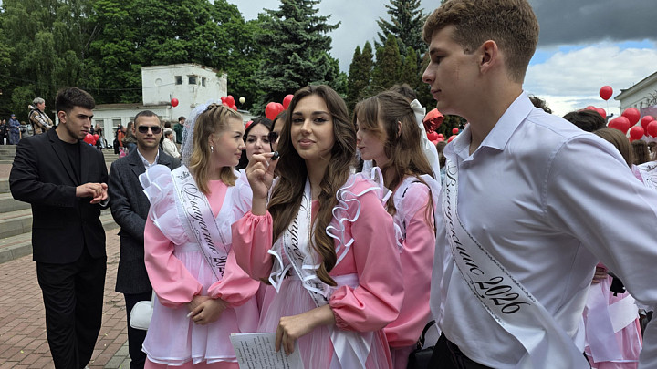Владимирские выпускники на окончание школы получают от родителей смартфоны или путешествия