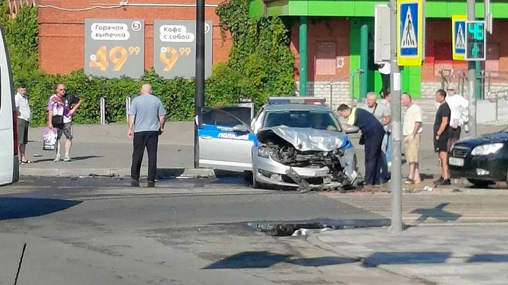 Машину ГАИ не спасли от столкновения даже сирена и проблесковые маячки