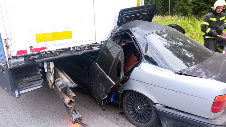 Утром 20 июля под Вязниками столкнулась легковой автомобиль «BMW» и грузовик
