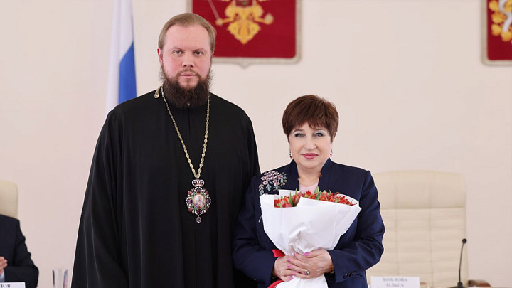 Каков поп, таков приход, - сказал митрополит Никандр, вручая орден спикеру Хохловой