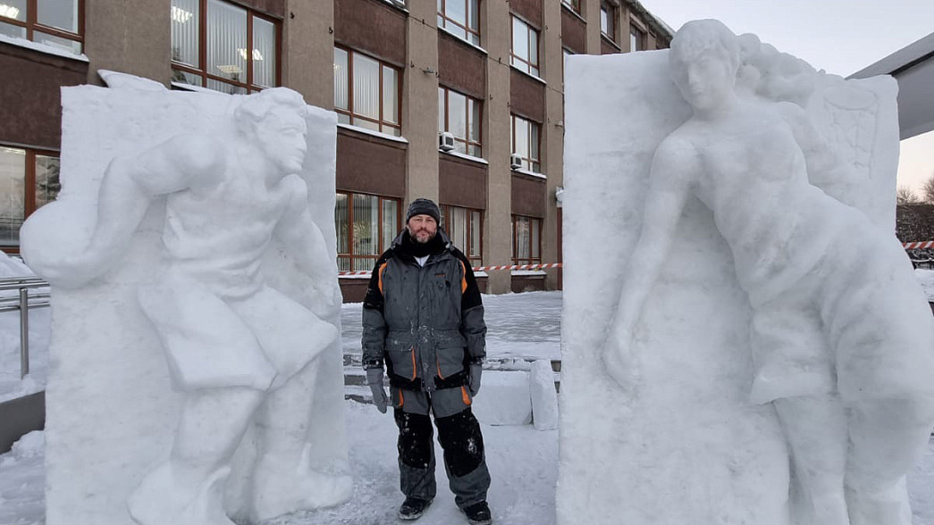 Известный владимирский скульптор Илья Шанин создал фигуры снежных баскетболистов перед главным корпусом ВлГУ