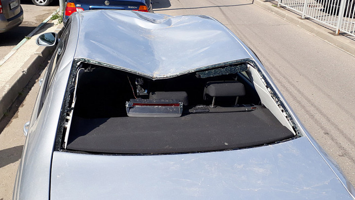 За упавший на машину лист железа владелец получит больше, чем стоимость ремонта