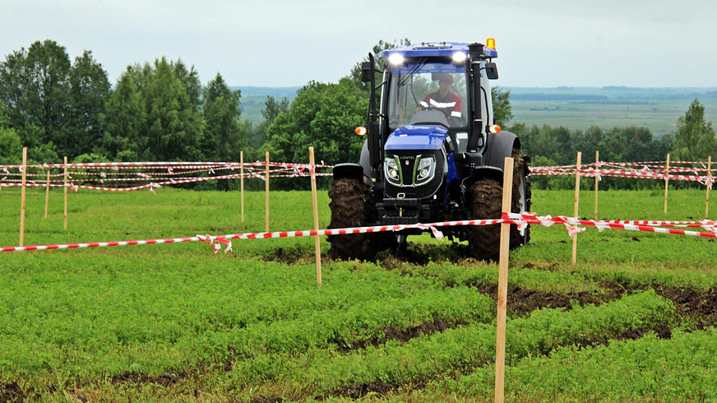 Во Владимирской области День поля отметили соревнованиями на тракторах