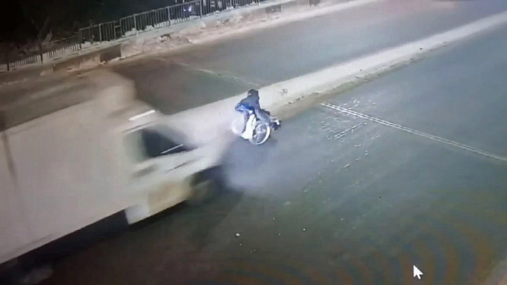 Власти выдвинули свою версию инцидента со сбитым на мосту инвалидом на коляске