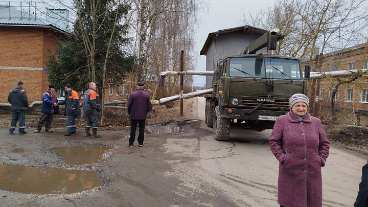 Во Владимире грузовик снес воздушную тепловую сеть. Несколько домов остались без горячей воды и тепла