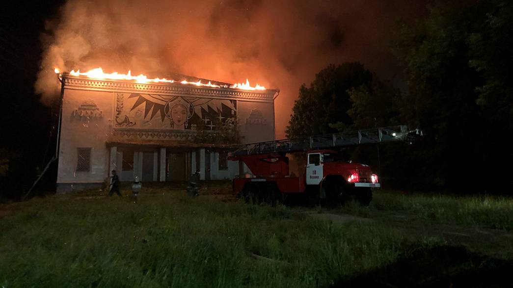 В Вязниках горит заброшенный кинотеатр «Россия»