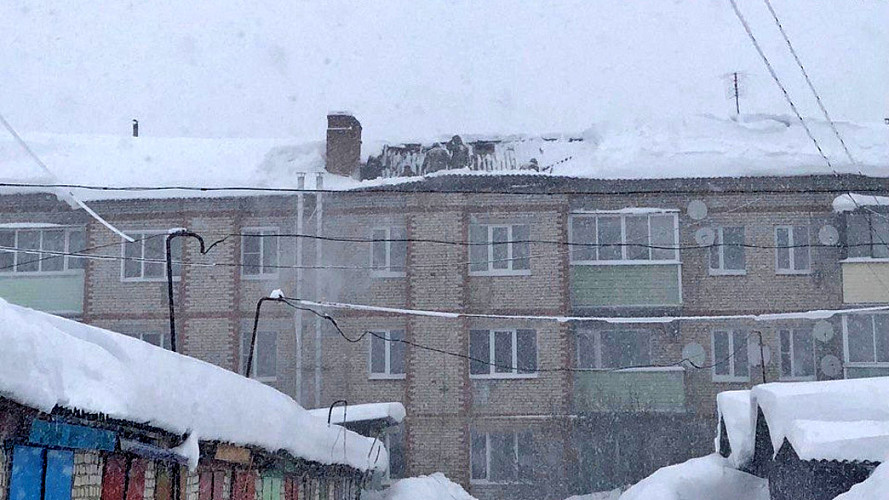 На владимирских домах под тяжестью снега не прекращают складываться крыши