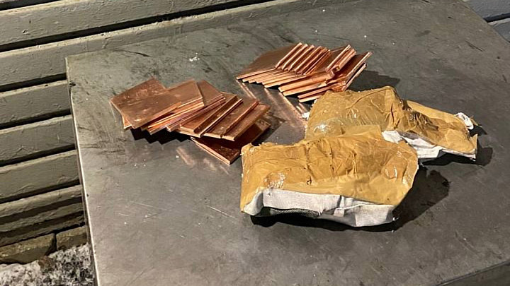 Двое рабочих похитили со своего завода 115 килограммов обрезков меди
