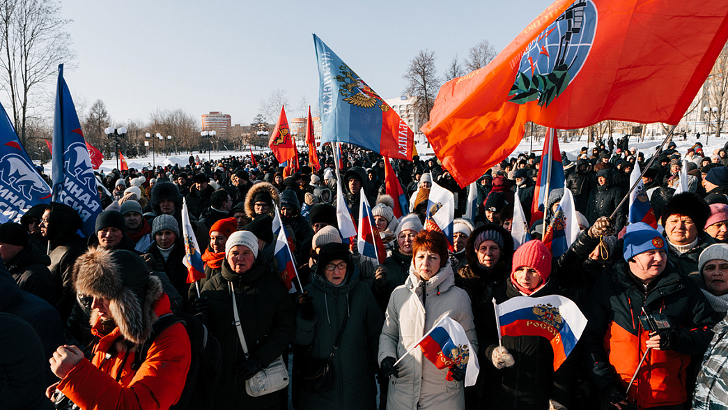 В патриотическом сквере города Владимира проходит митинг-концерт под лозунгом «Слава защитникам Отечества»