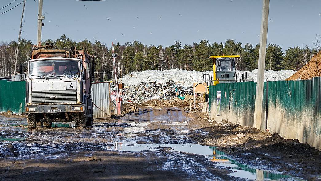 Ростехнадзор обнаружил свыше двух десятков нарушений на Марьинском мусорном полигоне. На свалке не оказалось даже системы для очистки стоков