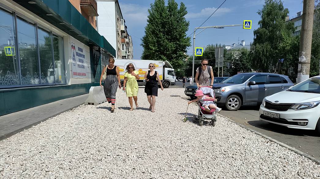 На Октябрьском проспекте во Владимире не могут завершить ремонт тротуара. Мамочкам с колясками приходится пробираться по проезжей части