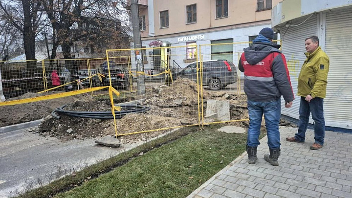 При благоустройстве в сквере на остановке «Вокзальный спуск» во Владимире подрядчик повредил трубу теплоснабжения