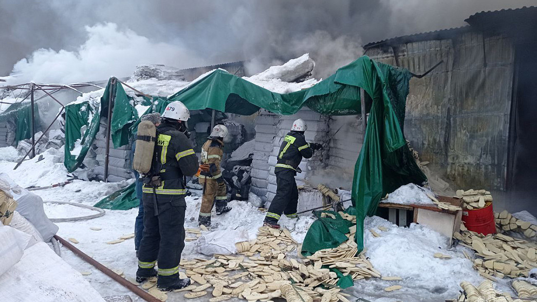 В Муромцево сгорел склад трикотажной фабрики «Феникс»
