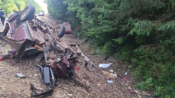 В столкновении трех автомобилей погиб водитель