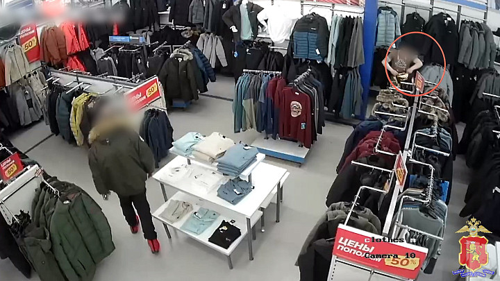 Жулик «утеплился» в магазине, надев на себя сразу две куртки, а еще одну прихватил в руках