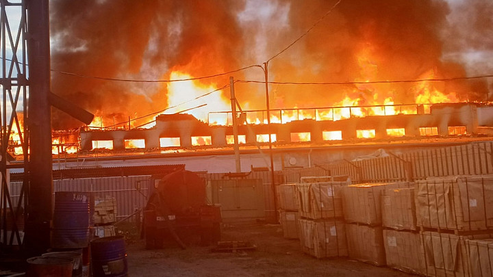 Завод «Владинтерпласт» сгорел из-за аварийного режима работы вентиляции в одном из цехов