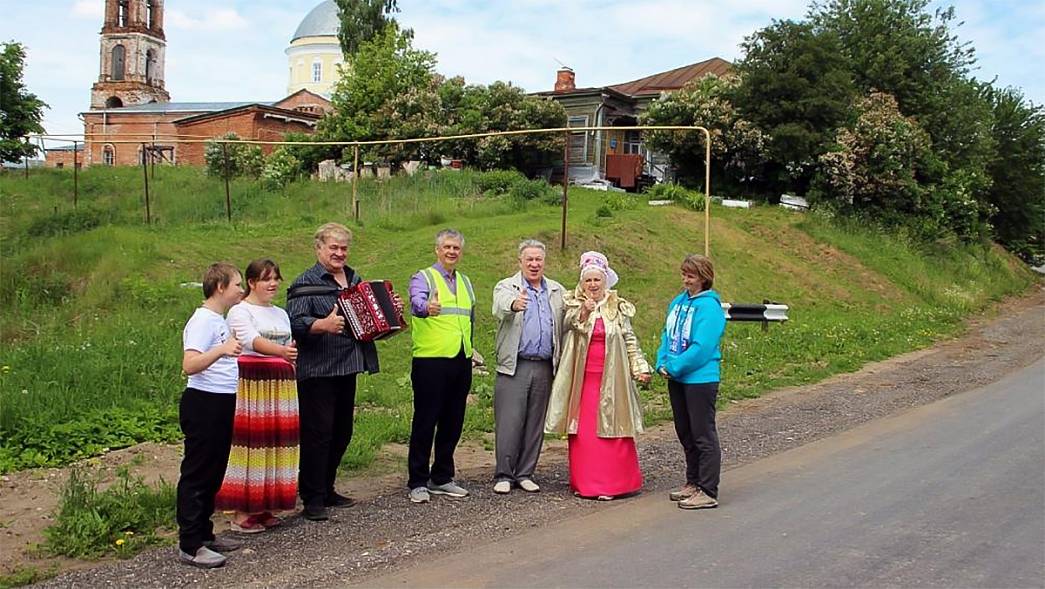 Жители владимирского села отпраздновали открытие отремонтированной дороги песнями под гармонь