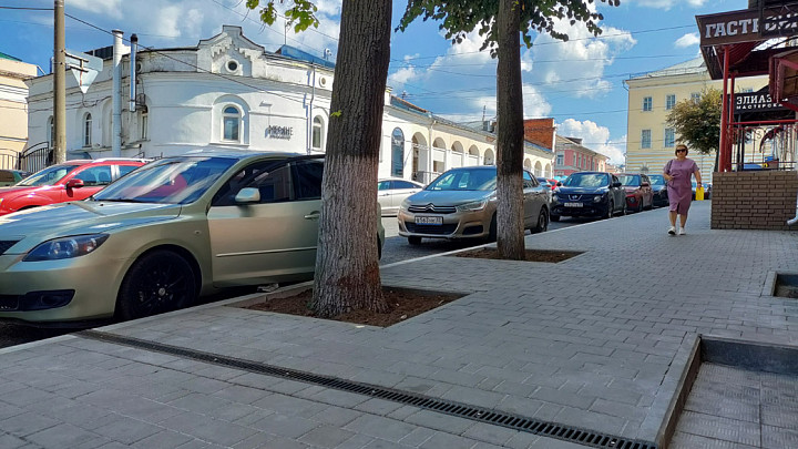 В центре Владимира асфальт на тротуарах заменяют на плитку