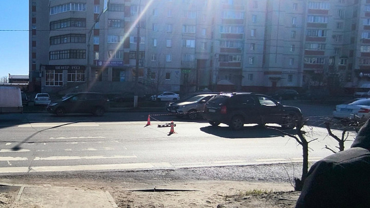 На пешеходном переходе под колеса авто попала девушка на арендованном самокате