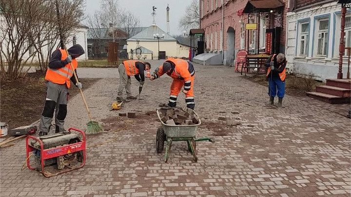 На Георгиевской улице Владимира латают дыры, вытоптанные пешеходами в плиточном покрытии за 10 лет