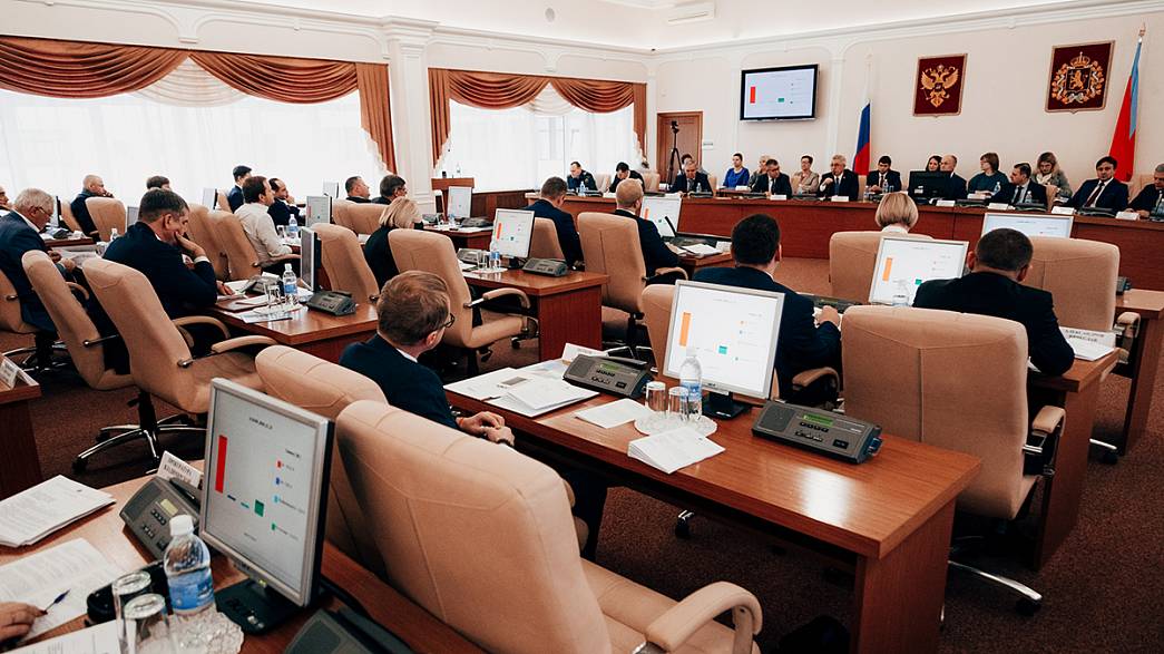Депутаты ЗакСобрания обсуждают областной бюджет на 2020 год в первом чтении