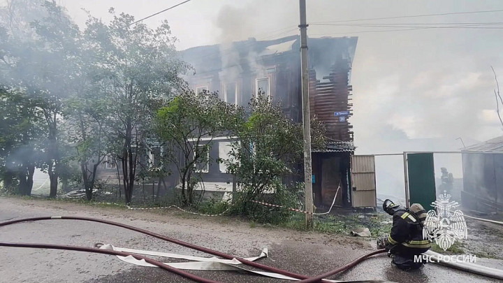Пожарные второй раз за полтора месяца тушат одну и ту же постройку во Владимире